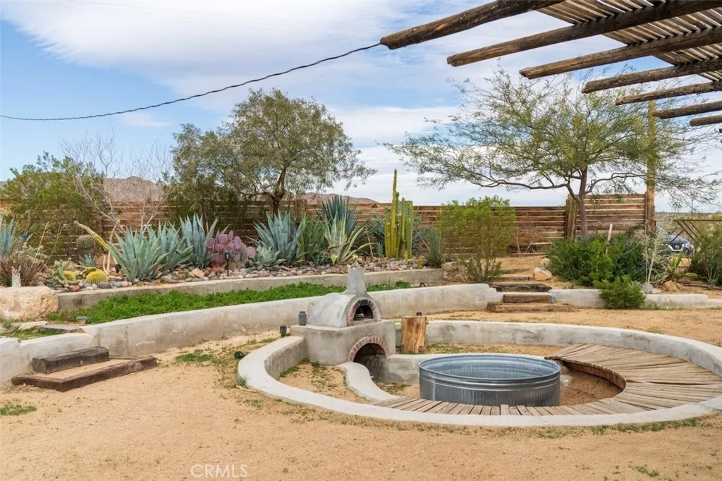 1919 Acoma Trail, Landers, California 92285 home-pic-6